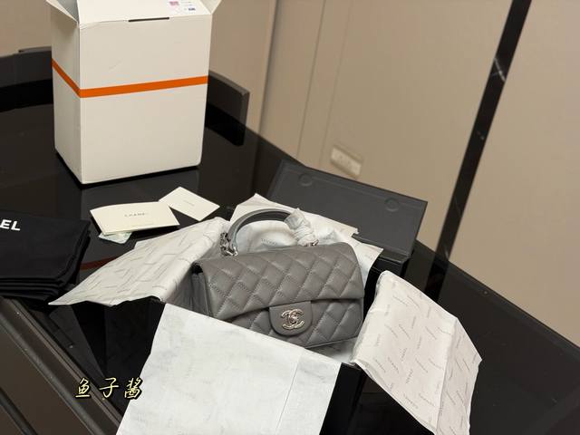 折叠盒飞机盒 香奈儿梦中情包｜Chanelcfminihandle！ 经典手柄简约的气质更加耐看 小手柄非常抓人眼球 鱼子酱的质感依旧在线 可盐可甜，手柄还有多