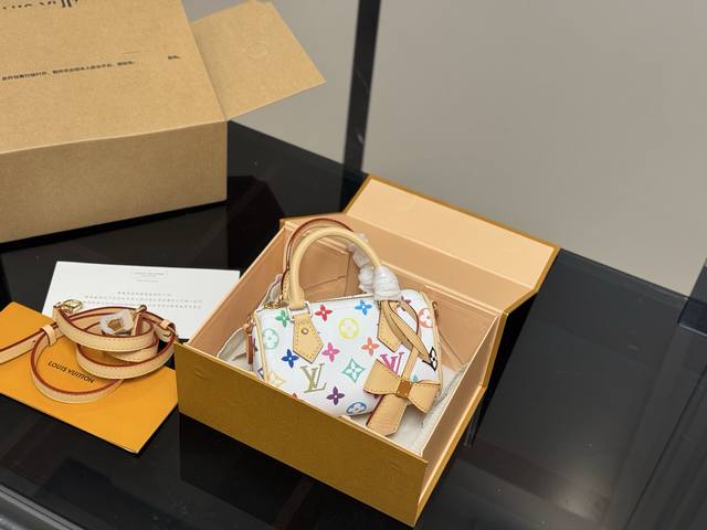 新款 配折叠盒飞机盒 Size：16*12Cm Lv Speedy Nano 代购渠道 台湾客定材质 肩带可以拆卸和调节长短哦！