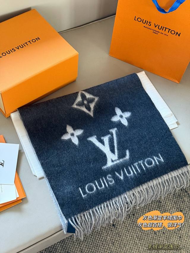 配盒 原单羊绒 芯片款 Size：180*45Cm L家 百分百羊绒围巾 温柔可爱又暖和 羊绒摸起来很舒服 是见过最好搭配的围巾 无敌好卖的一款