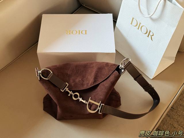 配盒 麂皮 Size：33*30Cm D家 水桶包经典的永远是最好看的 皮质超软忍不住一直摸一直摸.. 真的在我审美上了 太有质感了