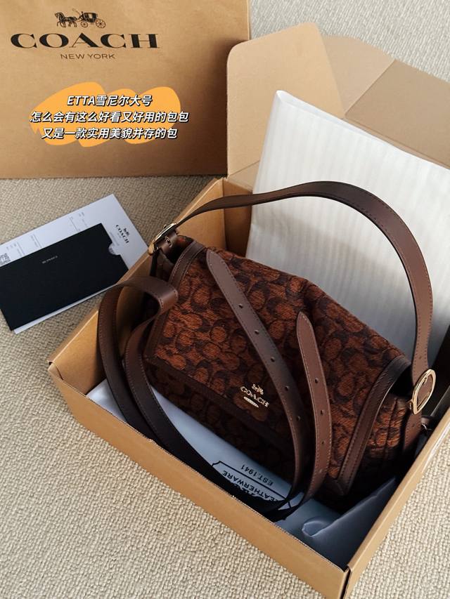 配盒 Size：26*14Cm 小号 29*20Cm 大号 C家 十月新品Etta尊嘟好好看 看柜姐们上身中古感满满。 直接就是爱上 又轻又好看又百搭# 松露老