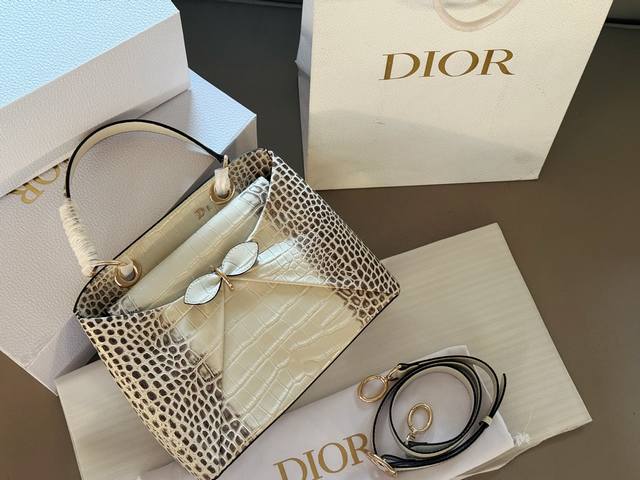 配盒 牛皮 Size：29*22 D家 新款 蝴蝶结手提包 喜欢的仙女们看过来~ 软糯感的包包，很松弛休闲