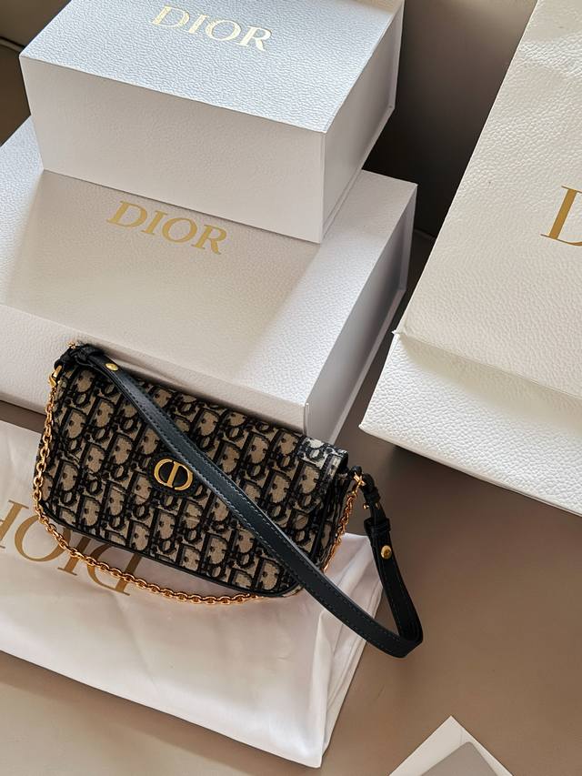 配盒 Size：22*12Cm D家 Ivy 双链条设计的麻将包 可斜挎可单肩可手提 拥有Cd Logo翻盖设计和 Oblique 老花 确保经典长期主义不会过