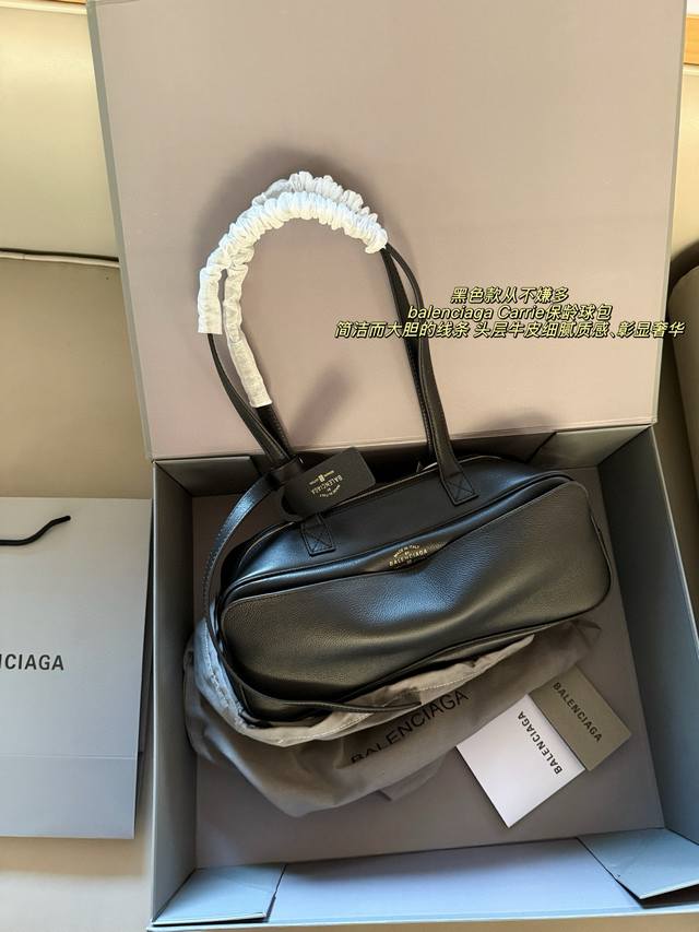 配盒 Size：32*12.5Cm Balenciaga Carrie保龄球包 小众高级感腋下包 牛皮材质，触感柔软且耐用， 黑色调的设计，简约而不失时尚，无论