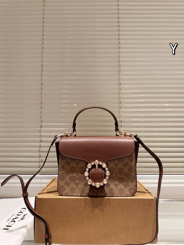 Coach Courtney 钻扣方盒子包 Coach Courtney钻扣方盒子包，经典老花帆布+棕色皮革饰边，镶钻金属扣超精致。尺寸约20X15X8Cm，小