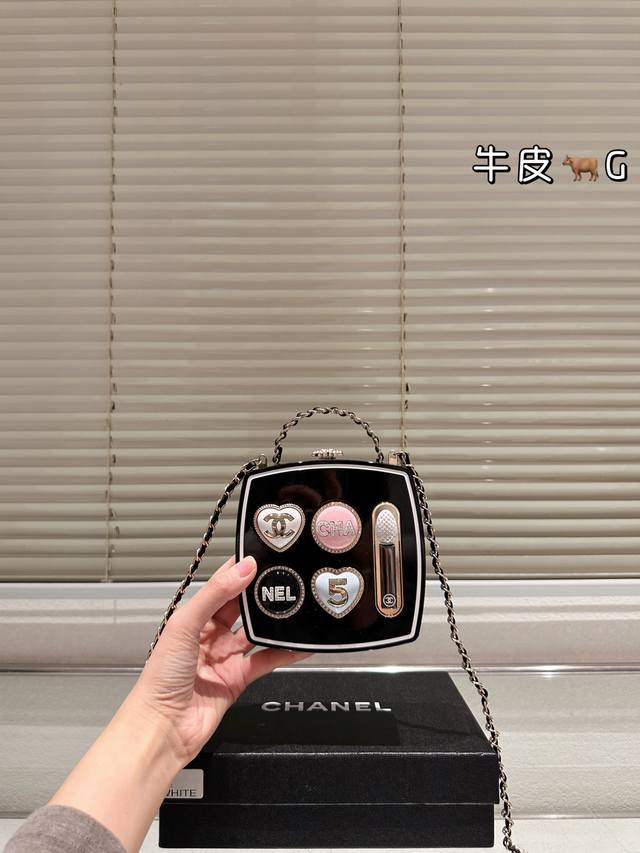 复刻版 Chanel 25B彩妆盘造型硬式晚宴包 这款香奈儿创意化妆盒包灵感来自彩妆调色盘，硬质方形设计＋金属链条肩带，超有质感！表面点缀心形、圆形徽章，印有双