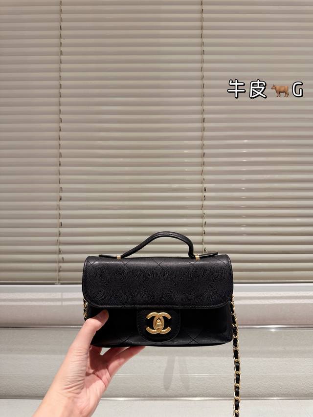 复刻版 Chanel 25K手柄口盖包 Chanel 25K手柄口盖包，荔枝纹牛皮＋黑金配色，经典又高级。标志性菱格纹缝线，手感细腻耐磨，日常用超安心！尺寸适中