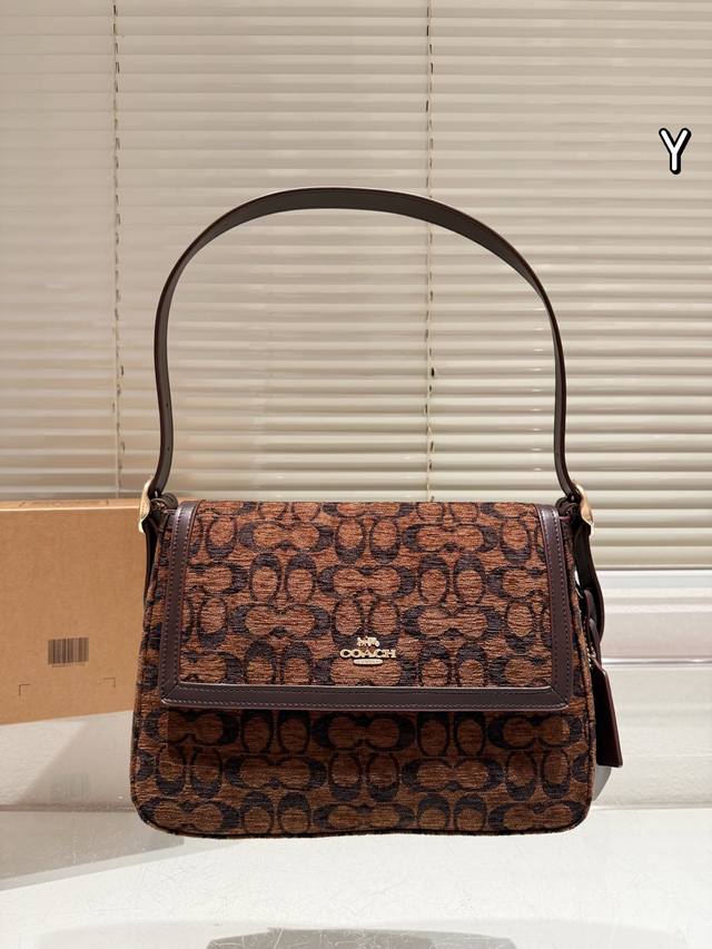 Coach Etta大号腋下包 Coach Etta大号腋下包，经典老花帆布+棕色皮革饰边，复古优雅气质满分；。尺寸29.5X20.5X11.5Cm，容量大，通