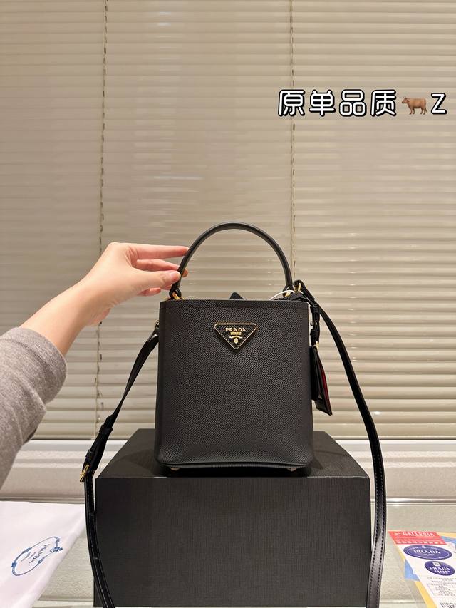 配盒 牛皮 Size： 18*18Cm prada 水桶包 太爱水桶包了！！ 日常利用率最高！ 休闲和上班都很适用的一个包包 原版牛皮！原版五金！