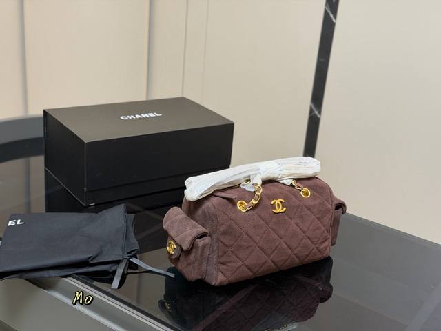 折叠盒 Size：25.15Cm 香奈儿25K保龄球包 这个保龄球包真的太香了~ 近期很有人气的一只Vintage Chanel 保龄球包。 版型不容易过时，拎