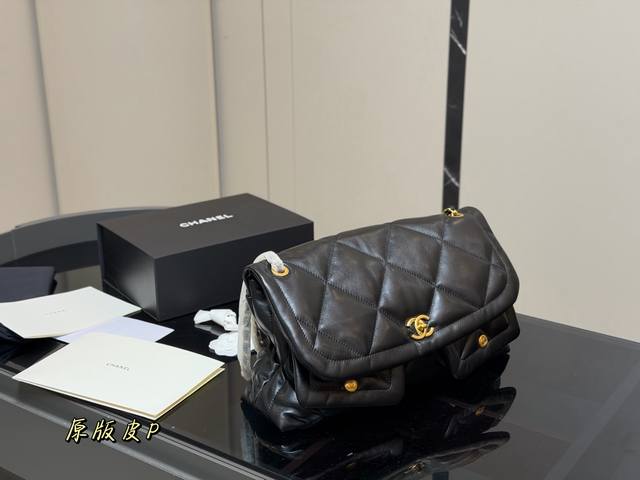 配盒 Chanel香奈儿25K好美啊，蝴蝶结还是百看不腻， 链条装饰充满活力。又嫩又俏皮 感觉香香的每一款都是投资级艺术品， 入手即定格永恒摩登风格，开心 保值