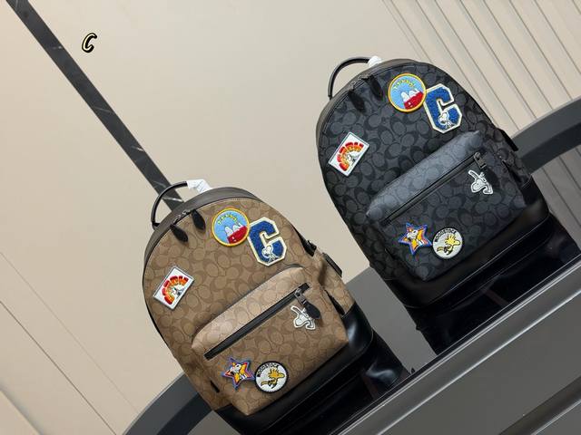 Size：33.39Cm 蔻驰男士双肩包 台湾进口牛皮 超高清五金Logo标志、 专用里内里 直男必备款。 这个必须种草！！