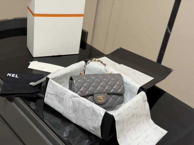 折叠盒飞机盒 Size：20*12Cm 香奈儿Mini Cf Handle 无论搭配还是容量都是没得说， 真的太可爱了！ 手提的Cf！