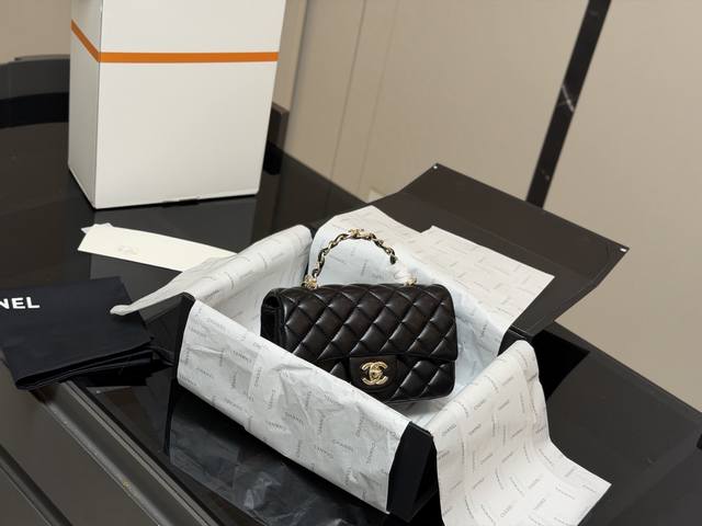 折叠盒飞机盒 Size：20*12Cm 香奈儿Mini Cf Handle 无论搭配还是容量都是没得说， 真的太可爱了！ 手提的Cf！