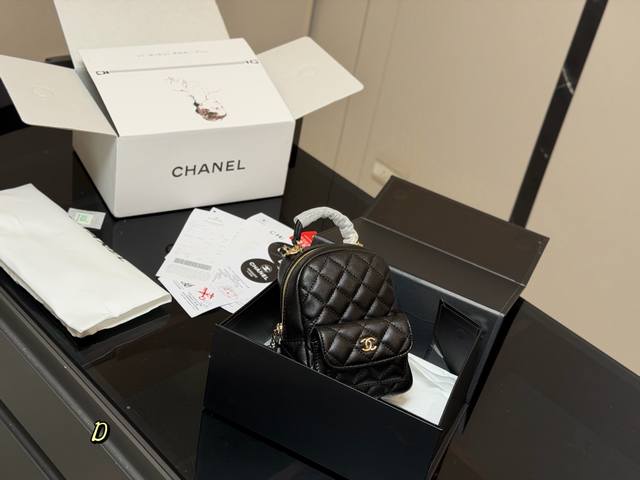 折叠盒飞机盒 Size：13*18Cm 香奈儿24C新款双肩包 这季炒鸡可爱的小双肩 ！看着很小容量还挺大背法也有很多种非常 Nice 黑色荔枝牛皮简直完美