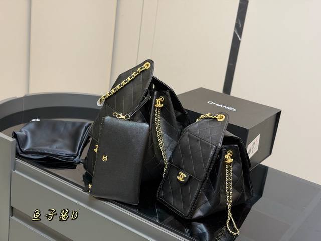 配盒 Chanel 25Bag 真绝绝子 今年香奈儿25S系列简直美爆... 这只Hobo是个小号尺寸个人觉得比较日常 质感颗粒没这么重反而很细腻 也比较耐磨~