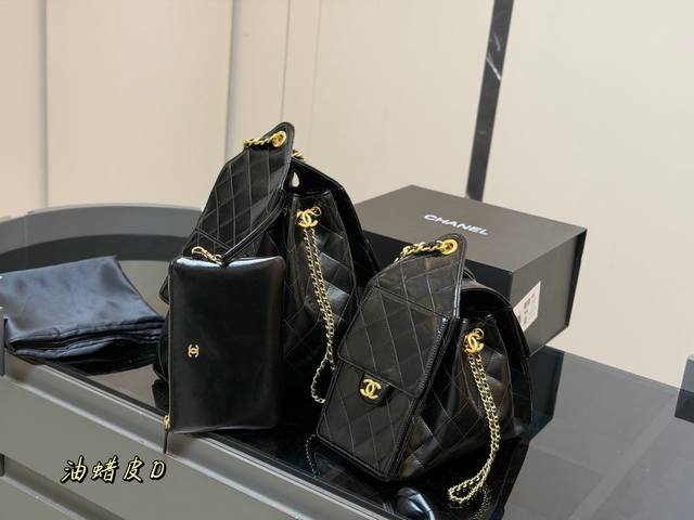 配盒 Chanel 25Bag 真绝绝子 今年香奈儿25S系列简直美爆... 这只Hobo是个小号尺寸个人觉得比较日常 质感颗粒没这么重反而很细腻 也比较耐磨~