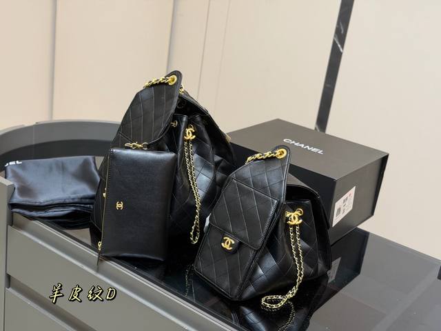 配盒 Chanel 25Bag 真绝绝子 今年香奈儿25S系列简直美爆... 这只Hobo是个小号尺寸个人觉得比较日常 质感颗粒没这么重反而很细腻 也比较耐磨~