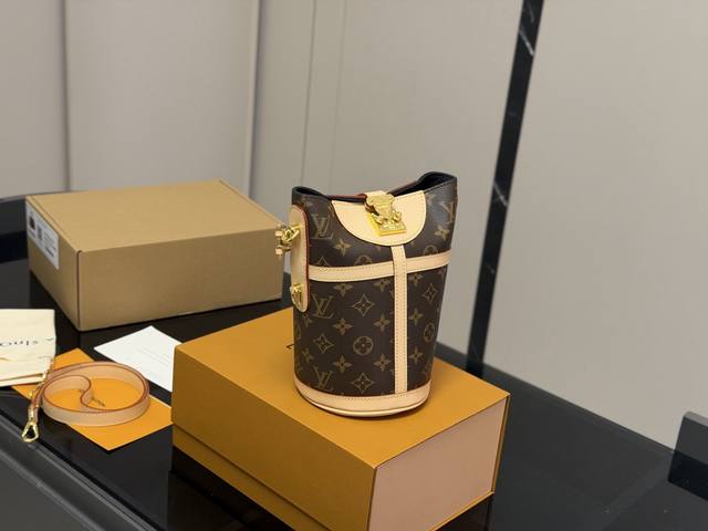 重工！！！ Lv Duffle 薯条包！ 原版五金！ 顶级变色皮！ 对花变色皮真是美呆啦！ 尺寸：高22，下底直径15 折叠盒飞机盒