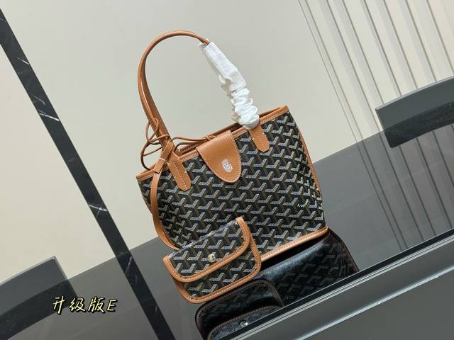 Size：20*19Cm 戈雅购物袋 属于这个季节的双面购物袋 完美1:1定制 从头到尾全部都是客订哦！ 另外收到的宝宝就会知道手腕带是立起来的[微笑][微笑]