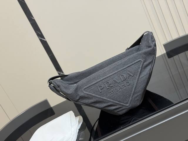 Size：50.28Cm 普拉达 经典三角包！ 够大够方便！ 作为prada购物袋入门级手袋，它的的确确是一直实用且耐用的款， 轻便舒适又实用！
