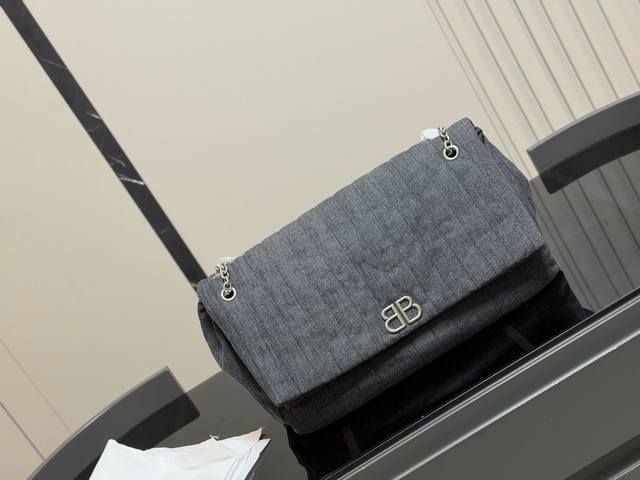 Balenciaga Monaco蓬蓬包竖条黑银大号 他们家真的是爆款制造机，我只能说 双B元素又捡起来用了 配上他们家惯用的牛仔 极简的酷家人们懂不懂 整个包