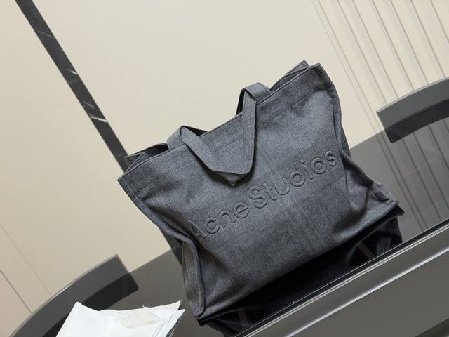 亚历山大王 Ryan托特包 满满的高级感 质感很高级 容量超级大也很耐用 日常出街背它回头率百分百 就是这种随性慵懒感 尺寸:46.36Cm