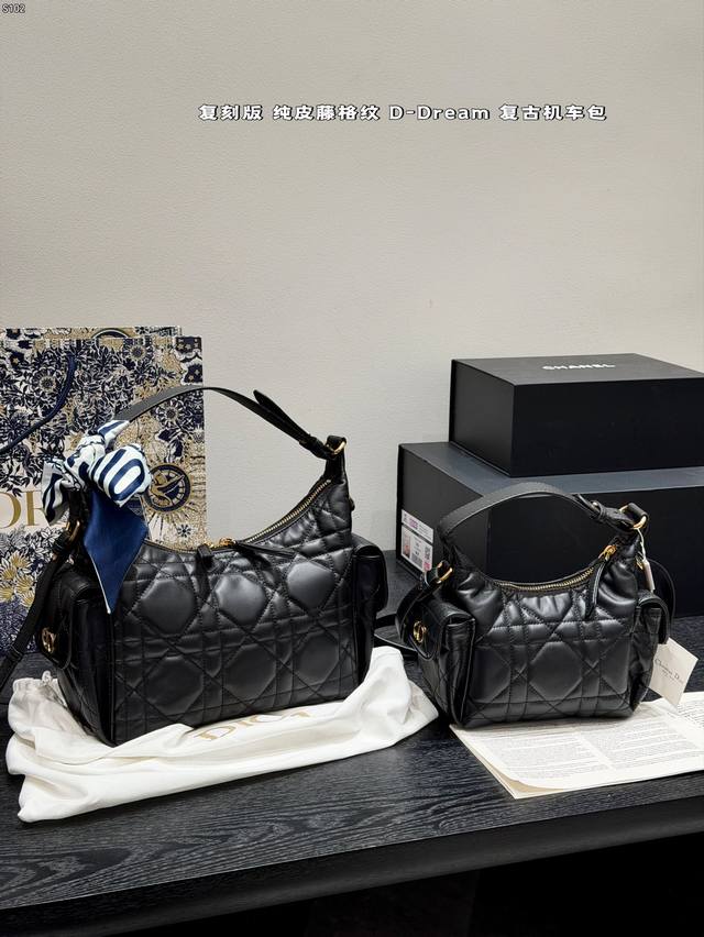 礼盒包装 升级版!纯皮 迪奥Dior D-Dream 腋下复古机车包 秋冬系列,一上线就被美到,全新简洁的包形,复古又高级,侧面两个口袋的设计,休闲现代之余又增 礼盒包装 升级版!纯皮 迪奥Dior D-Dream 腋下复古机车包 秋冬系列,一上线就被美到,全新简洁的包形,复古又高级,侧面两个口袋的设计,休闲现代之余又增