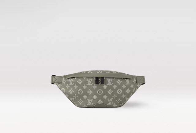 顶级原单 变码芯片163C M12508 全皮胸包腰包系列本款 Discovery 腰包取材柔软 Monogram Shadow 压纹牛皮革，以复古笔触传递闲适