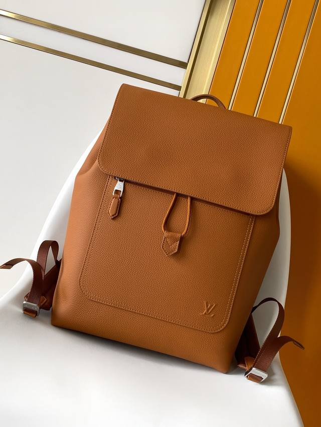 210芯片 M15262黑色 26023棕色 Fastline 双肩包取材柔软耐磨的蜡面牛皮革，以粒面纹理和压纹 Lv 字母打造摩登商务之选。宽敞内部空间彰显功