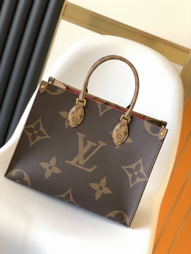 M45321 黑皮长肩带 Onthego 中号手袋将经典 Monogram 帆布与 Monogram Reverse 帆布分饰两侧,迥异风尚随心呈现。Toron M45321 黑皮长肩带 Onthego 中号手袋将经典 Monogram 帆布与 Monogram Reverse 帆布分饰两侧,迥异风尚随心呈现。Toron