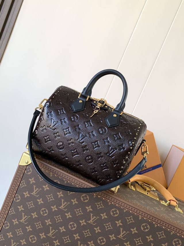顶级原单变码芯片M26392 本款 Speedy Trunk 25 手袋以现代视角重新诠释路易威登经典箱型，承袭品牌制箱工艺基因。精选牛皮革呈现 Monogra