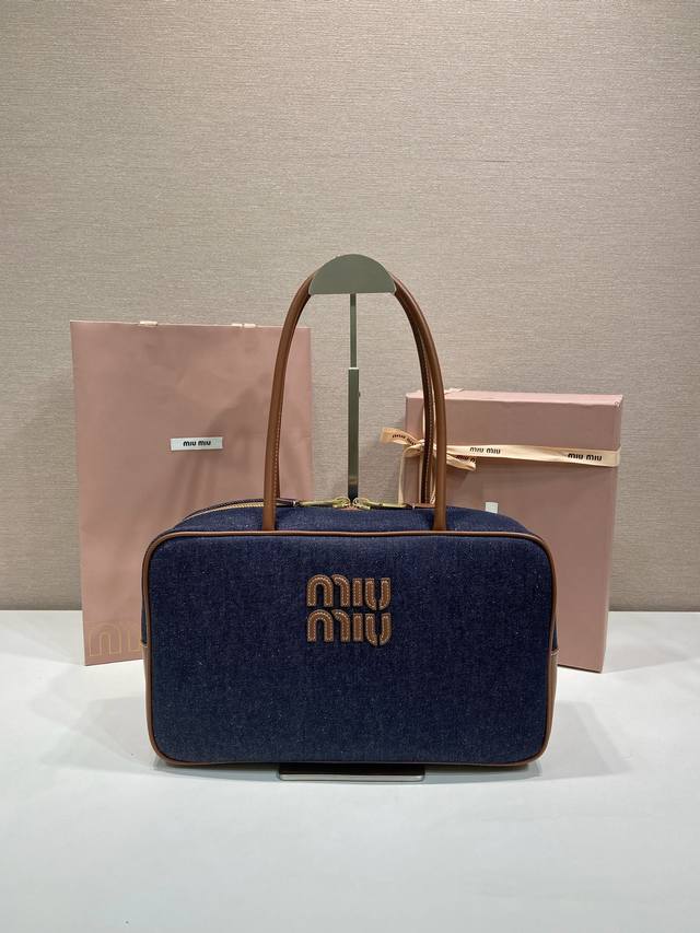 新品帆布5Bb163 牛仔布的中性色调，在撞色皮革饰边与徽标的点缀下更显匠心，勾勒出标志性Beau手袋的灵动廓形。 皮革手提柄，金色五金配件 拉链开合 牛仔布衬