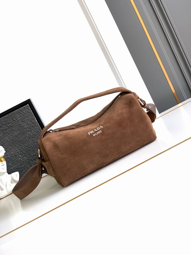 新款波士顿麂皮這款波士顿手袋時尚小巧，設計靈感取自復古設計及細節，麂皮採用仿舊效果，使配飾呈現柔軟獨特外型，更綴以金屬字母標誌。配有一条可拆卸长肩带，容量空间大