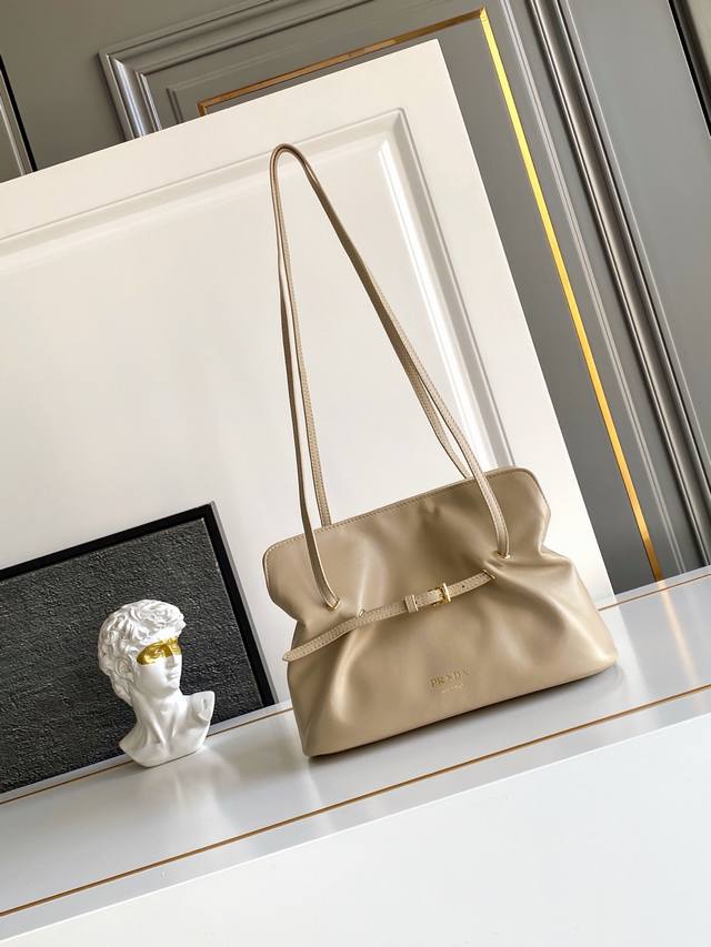 新款云朵包这款单肩云朵包采用口羊皮，内里为全一致进口羊皮，手感非常柔软舒服中间隔层袋口为吸扣设计，顶级五金，上身效果非常Nice时尚.容量空间大，又是一款永久不