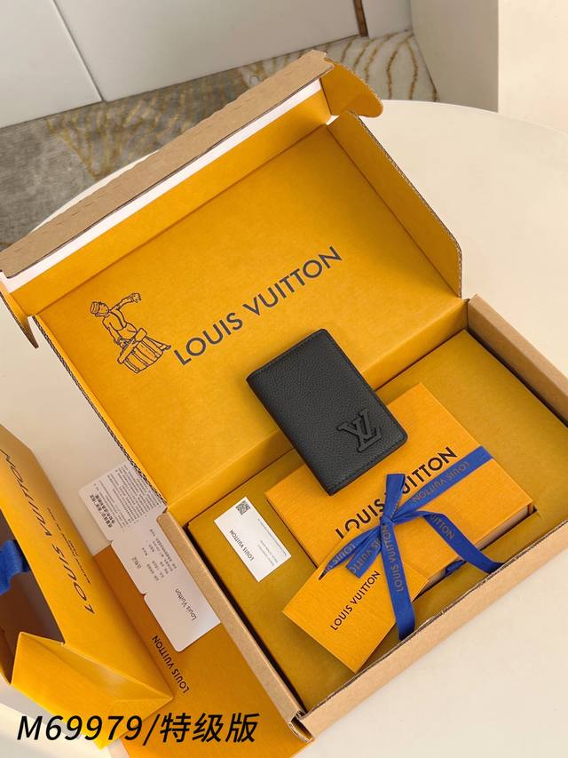 出厂价p M69979 特级全钢版 本款口袋钱夹取材 Brushed Monogram 皮革，呈现褪色效果 Monogram 印花和做旧质感，致意牛仔长期使用的