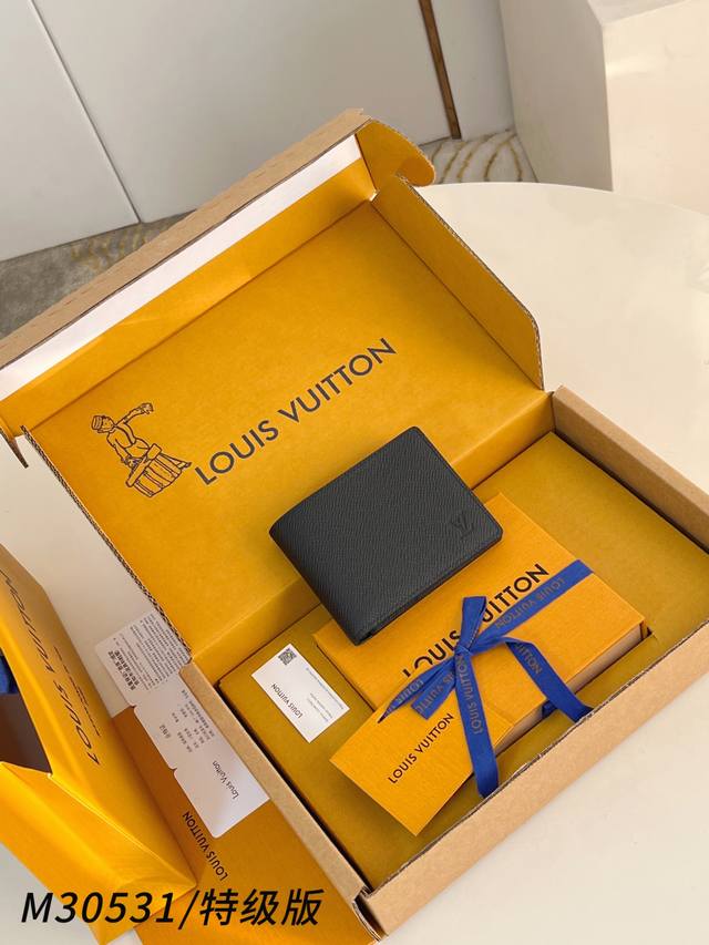 出厂价p M30531 特级全钢版 Multiple 钱包采用 Monogram 帆布制造，设有多个口袋，可供放置信用卡、纸币、发票。11.5 X 9 X 1.