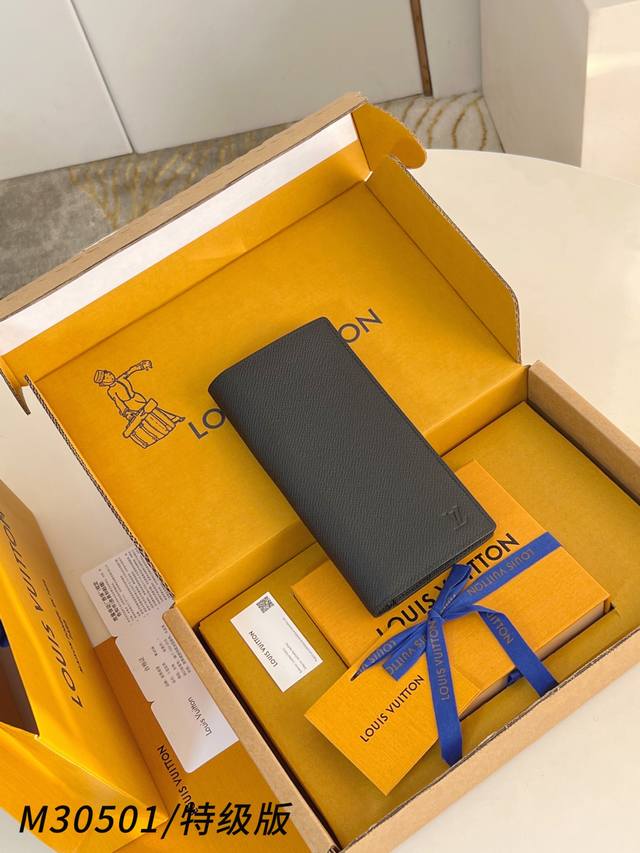 出厂价p M30501 特级全钢版 由全新标志性 Monogram Eclipse 帆布裁制而成，此款风格硬朗的 Brazza 钱夹尺寸小巧，能够塞入夹克胸袋，