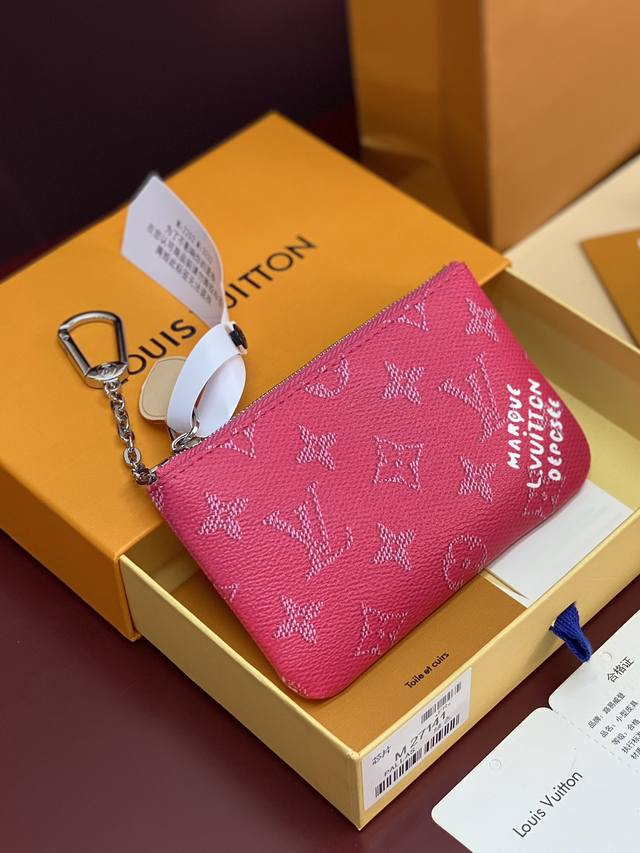 出厂价p M27141 丝印枚红色！小号钥匙零钱包！本款小号钥匙零钱包以当季色调升级 Monogram Heritage 帆布，致意品牌悠久传承与精湛匠艺。光滑