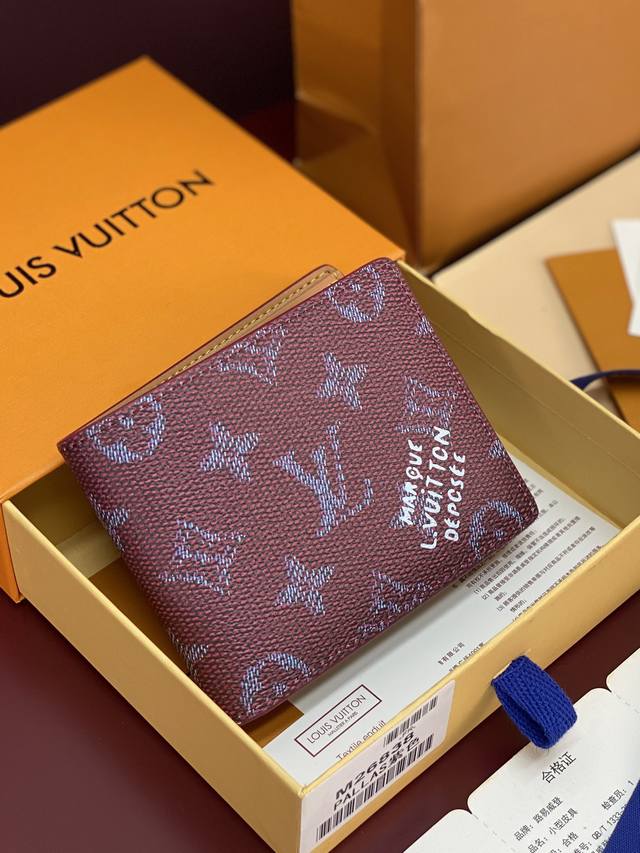 出厂价p M26838 丝印紫色！Slender 钱夹！本款 Slender 钱夹取材色彩鲜明的 Monogram Heritage 涂层帆布，并于正面点缀 M