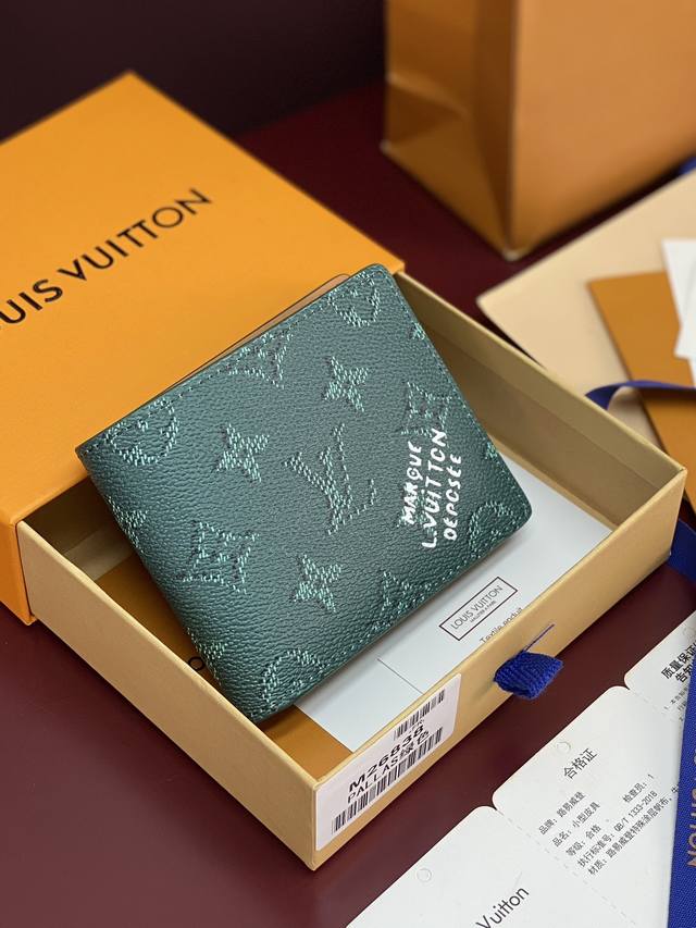出厂价p M26838 丝印绿色！Slender 钱夹！本款 Slender 钱夹取材色彩鲜明的 Monogram Heritage 涂层帆布，并于正面点缀 M