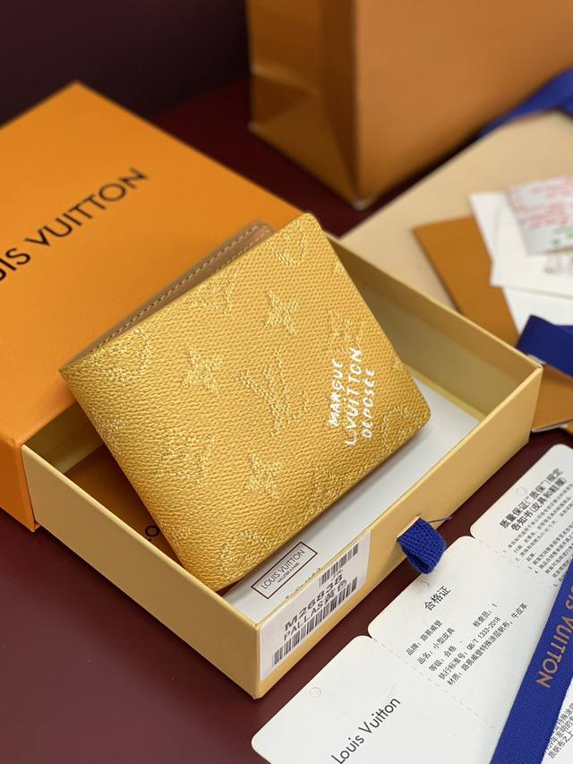出厂价p M26838 丝印黄色！Slender 钱夹！本款 Slender 钱夹取材色彩鲜明的 Monogram Heritage 涂层帆布，并于正面点缀 M