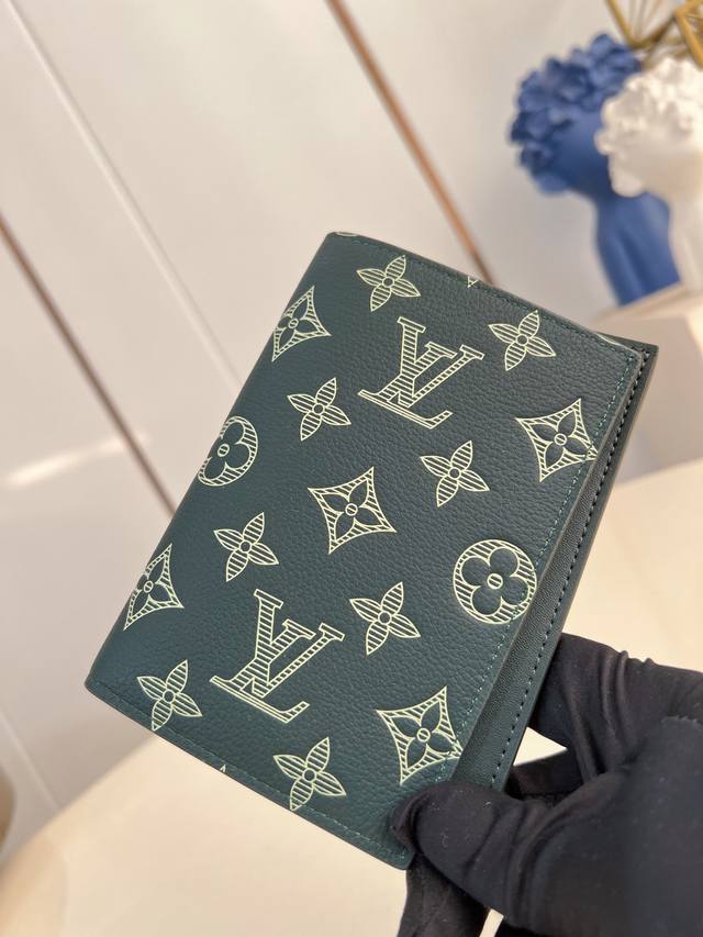 出厂价p 顶级原单 M27147 现代旅行者的心仪配饰，此款涂层帆布材质的护照封套是时尚感与实用性的结合。配有四个信用卡插槽与两个便利口袋，快捷取用护照。10