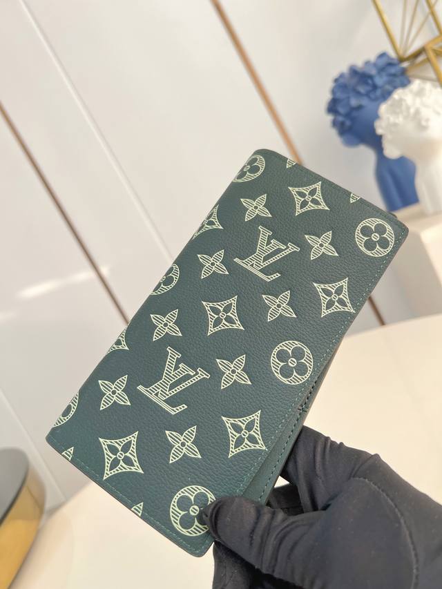 出厂价p 顶级原单 M66540压绿 由全新标志性 Monogram Eclipse 帆布裁制而成，此款风格硬朗的 Brazza 钱夹尺寸小巧，能够塞入夹克胸袋