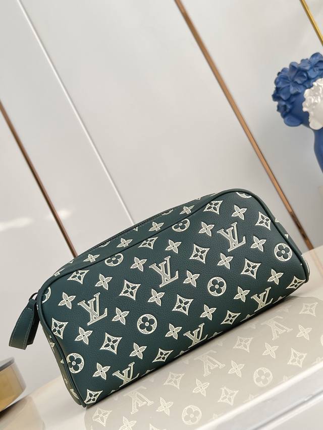 出厂价p 顶级原单 M27180压绿 本款 Dopp Kit 盥洗袋选用 Monogram Eclipse 帆布，为 Monogram 爱好者带来内敛之选。充裕
