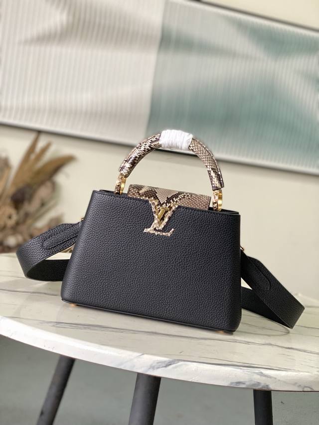 出厂价p 特级原厂皮 N48865 黑色蛇纹小号 包身为粒面Taurillon皮革，搭盖、顶部手柄与Lv字母标识为蟒皮材质，此款Capucines迷你手袋质感奢