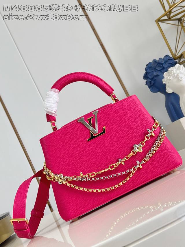 出厂价p 顶级原单 M48865紫玫红光线链条款 小号 M27039 這款現代版Capucines Bb以雋永黑色Taurillon皮革打造，配上以珠寶為靈感的