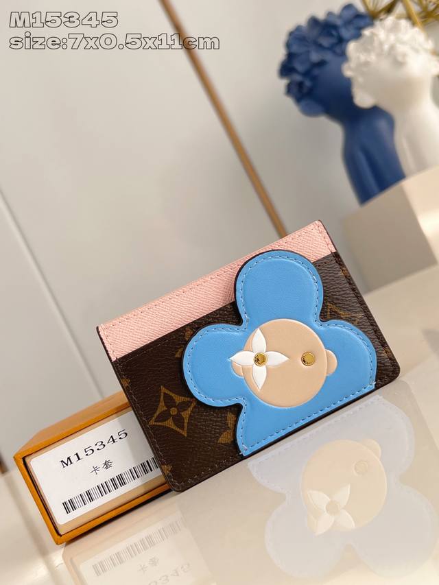 出厂价p 顶级原单 M15345 本款 Vivienne 卡夹为 Monogram 帆布顶部融入柔和皮革饰边，以清新色调演绎品牌吉祥物的萌趣形象，成就 Vivi