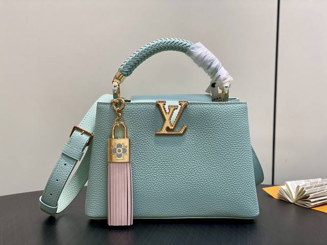 原单精品 M15157牛油果绿 全皮Cap那英款 Capucines Bb手袋 M25466香草拼棕色 以1854年路易威登开设首家门店的巴黎街道命名。此款Ca