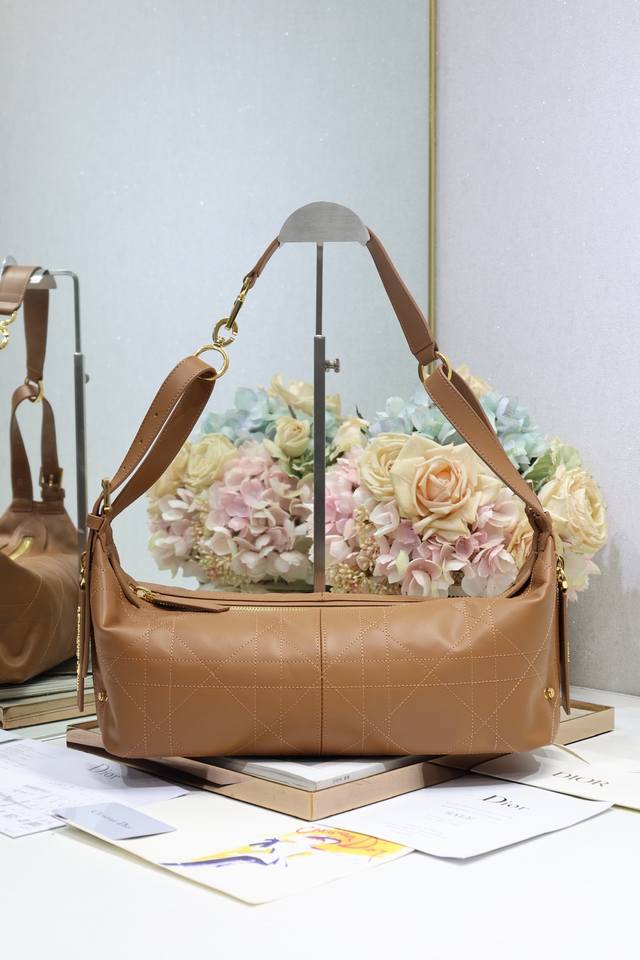 中号 D-Journey 手袋 焦糖平纹 这款 D-Journey 手袋是本季新品，于迪奥二零二五春夏成衣系列发布秀精彩亮相，质地柔软，以摩登设计全新演绎水饺包